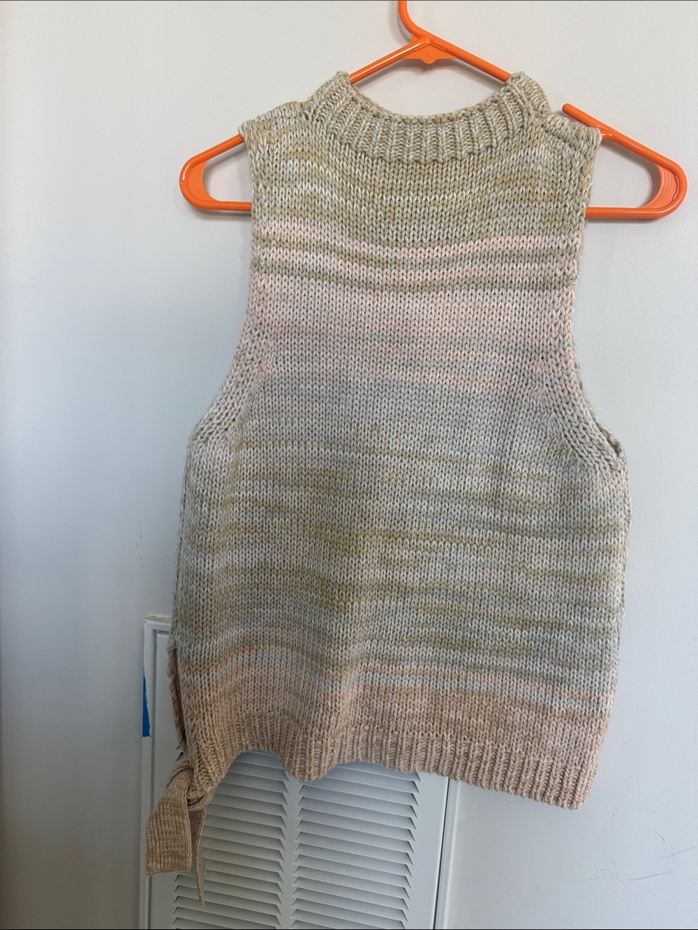 525 America Sleeveless Knit Crewneck Vest in Cream and Tan